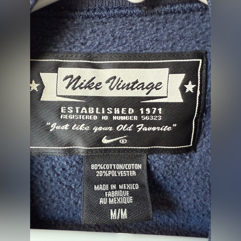 VTG Nike Women's Dark Blue Crewneck Cropped Sweatshirt - Picture 4 of 4